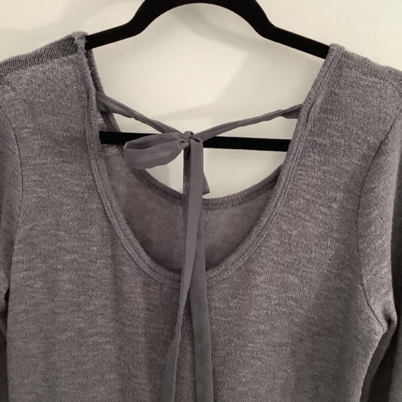 C TOP SIZE SMALL GREY EMBROIDERED LACE HEM KEYHOLE WITH BOW ON BACK - Picture 9 of 9